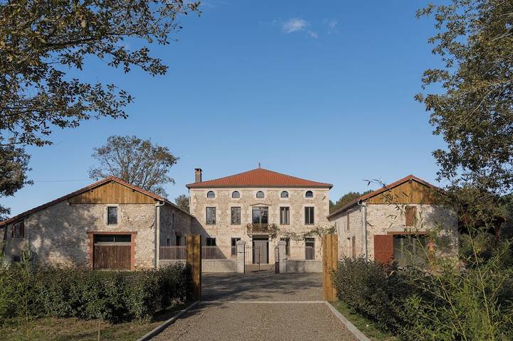 Location de vacances pour 36 personnes, avec Terrasse ainsi que Jardin et Piscine à Cachen