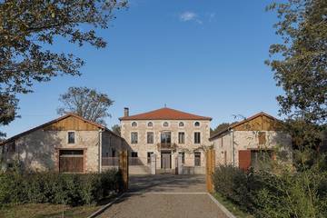 Location de vacances pour 36 personnes, avec terrasse ainsi que piscine et jardin, animaux acceptés à Cachen