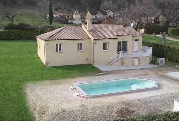 Gîte pour 6 personnes, avec balcon ainsi que piscine et jardin