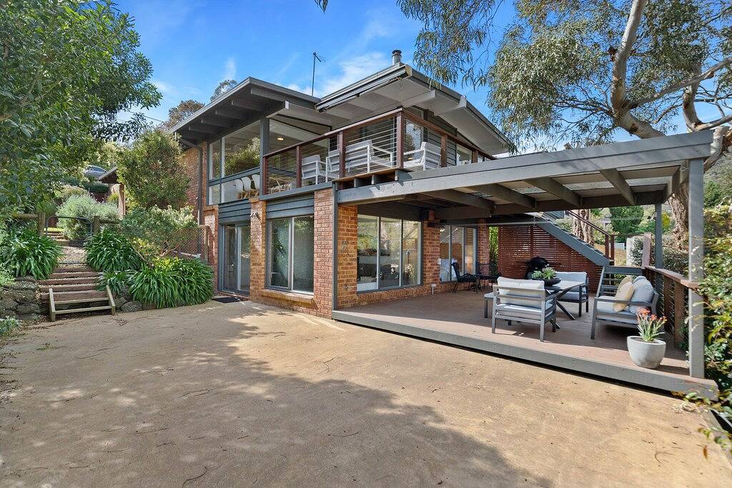 Coastal Hideaway Mccrae - relax amongst the gum trees in McCrae, Mornington Peninsula