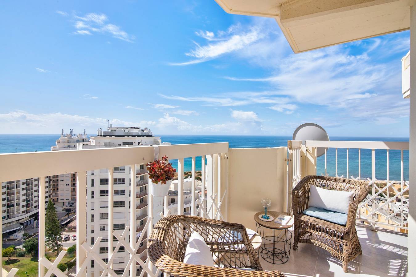 Apartamento entero, Apartamento 'Vieira À Beira Mar' con vistas al mar, balcón y Wi-Fi in Armação de Pêra (costa), Armação de Pera