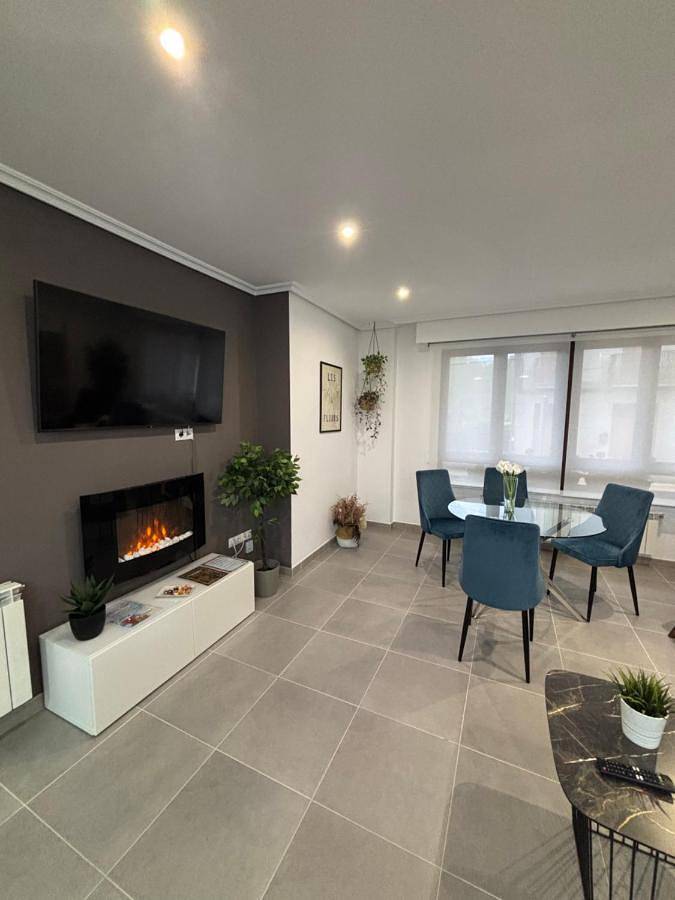 Gîte pour 8 personnes, avec Terrasse et Vue à Leiro
