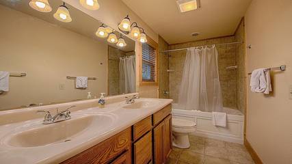 Log Cabin for 10 Guests in Blue Ridge Parkway, Maggie Valley, Picture 1