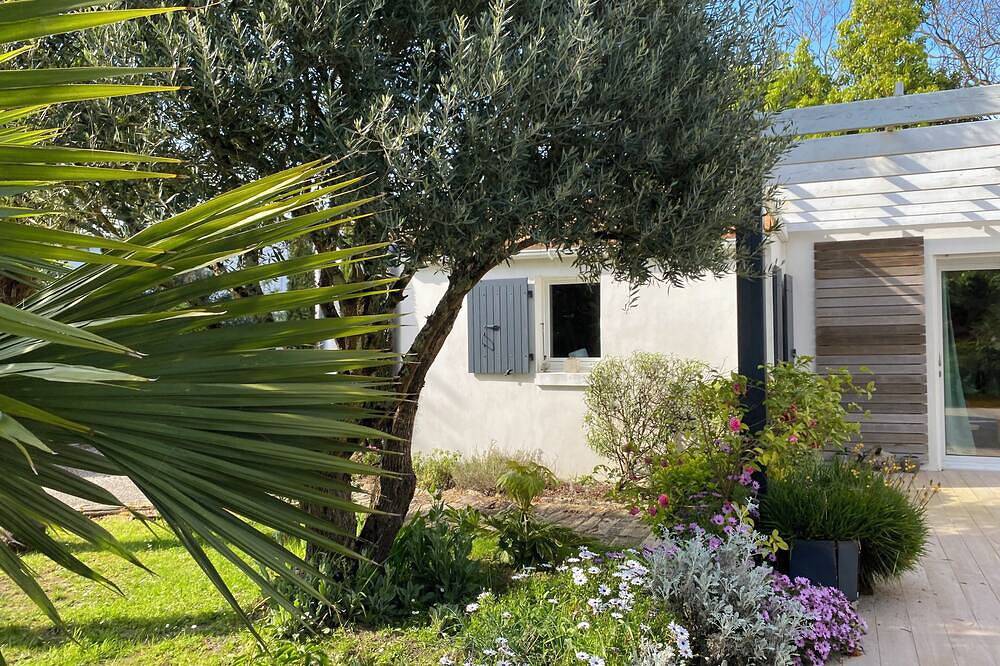Independent rooms in a quiet, leafy setting. Pets allowed. in Le Château-d'Oléron, Côte de Beauté