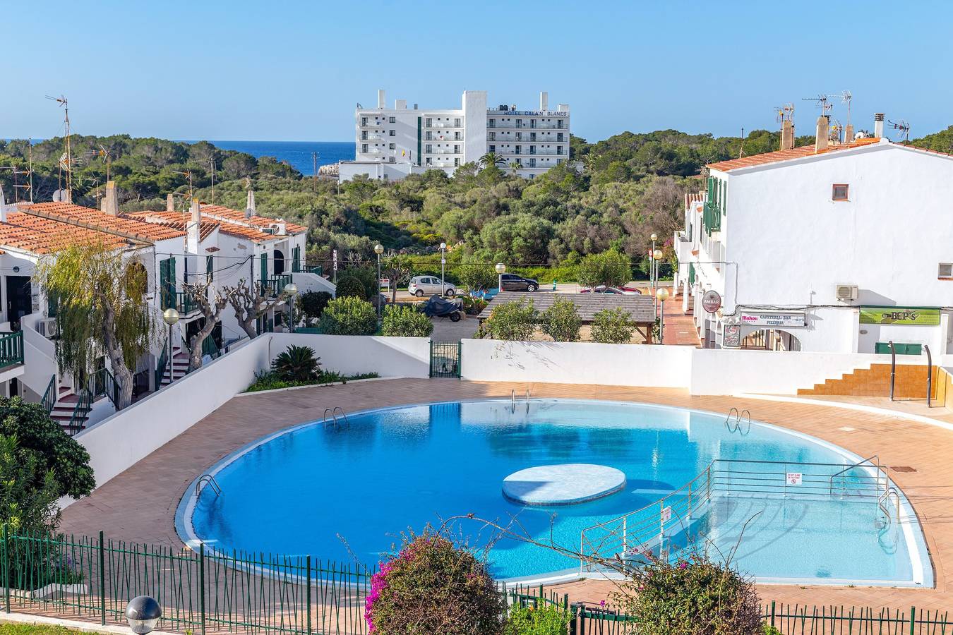 Apartamento entero, Apartamento Cala En Blanes Park' con vistas al mar, Wi-Fi y aire acondicionado. in Cala Blanes, Ciudadela