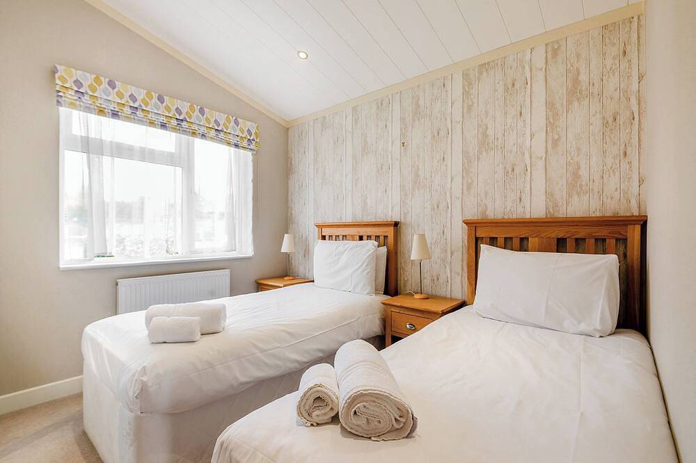 Superior Lodge 4 (Pet) in Albury, Guildford