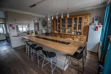 Gîte pour 14 personnes, avec vue et jardin dans Éprave