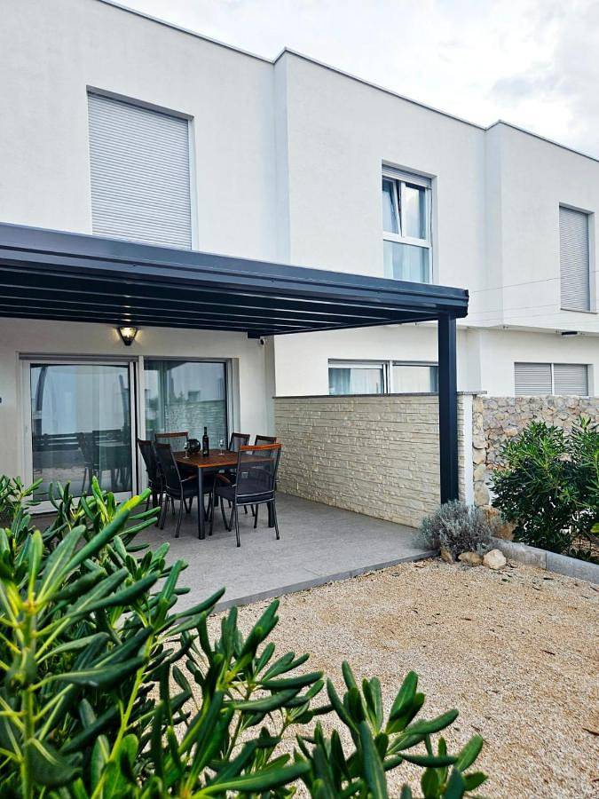 Ferienhaus für 6 Personen, mit Garten und Ausblick in Povljana