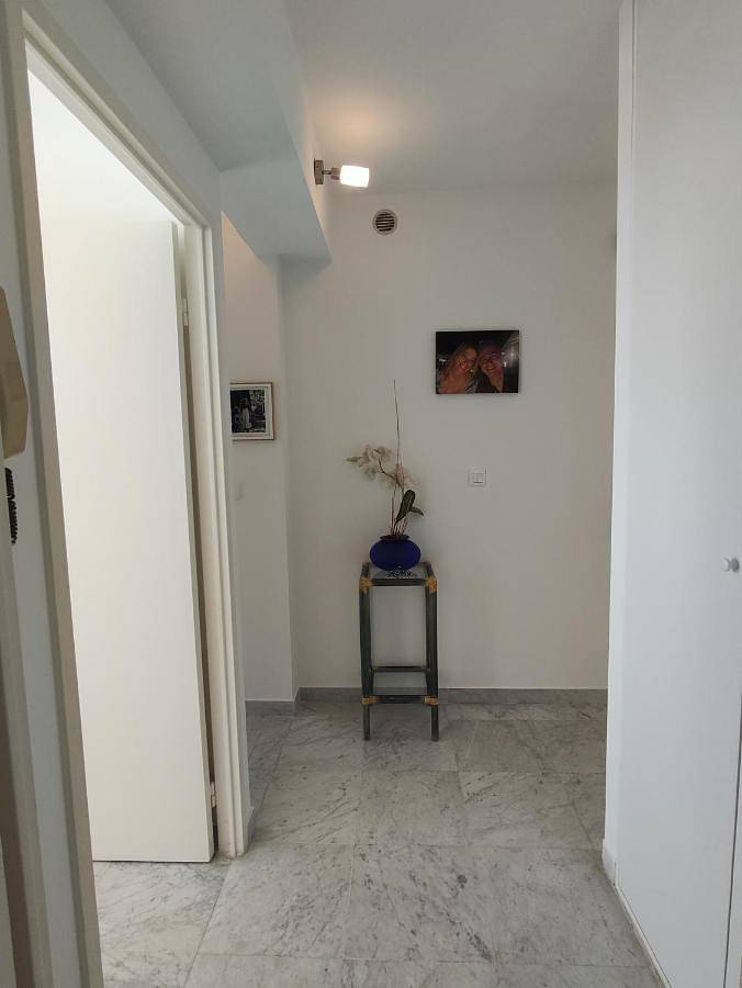 Gîte pour 4 personnes, avec Terrasse ainsi que Piscine et Vue dans Plage des Sablettes Est - 2