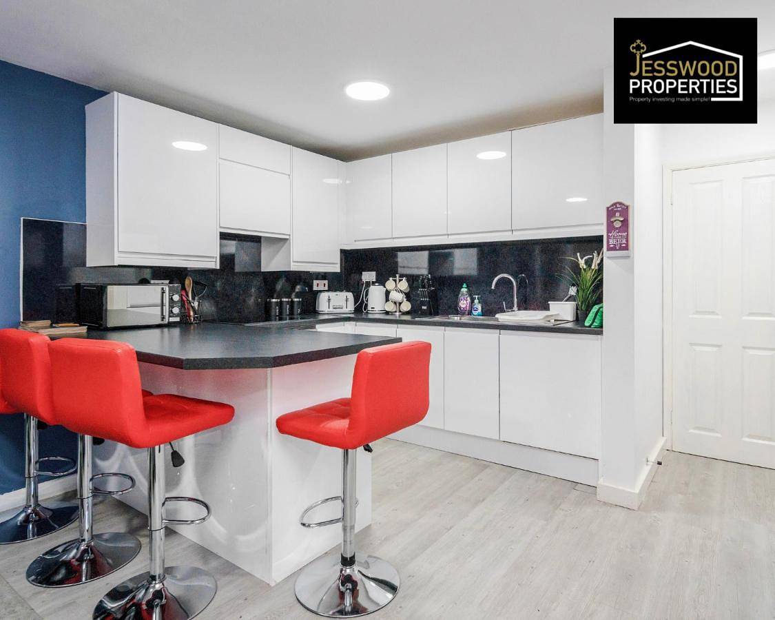 Entire apartment, Five-Bedroom House in Luton, Chiltern Hills
