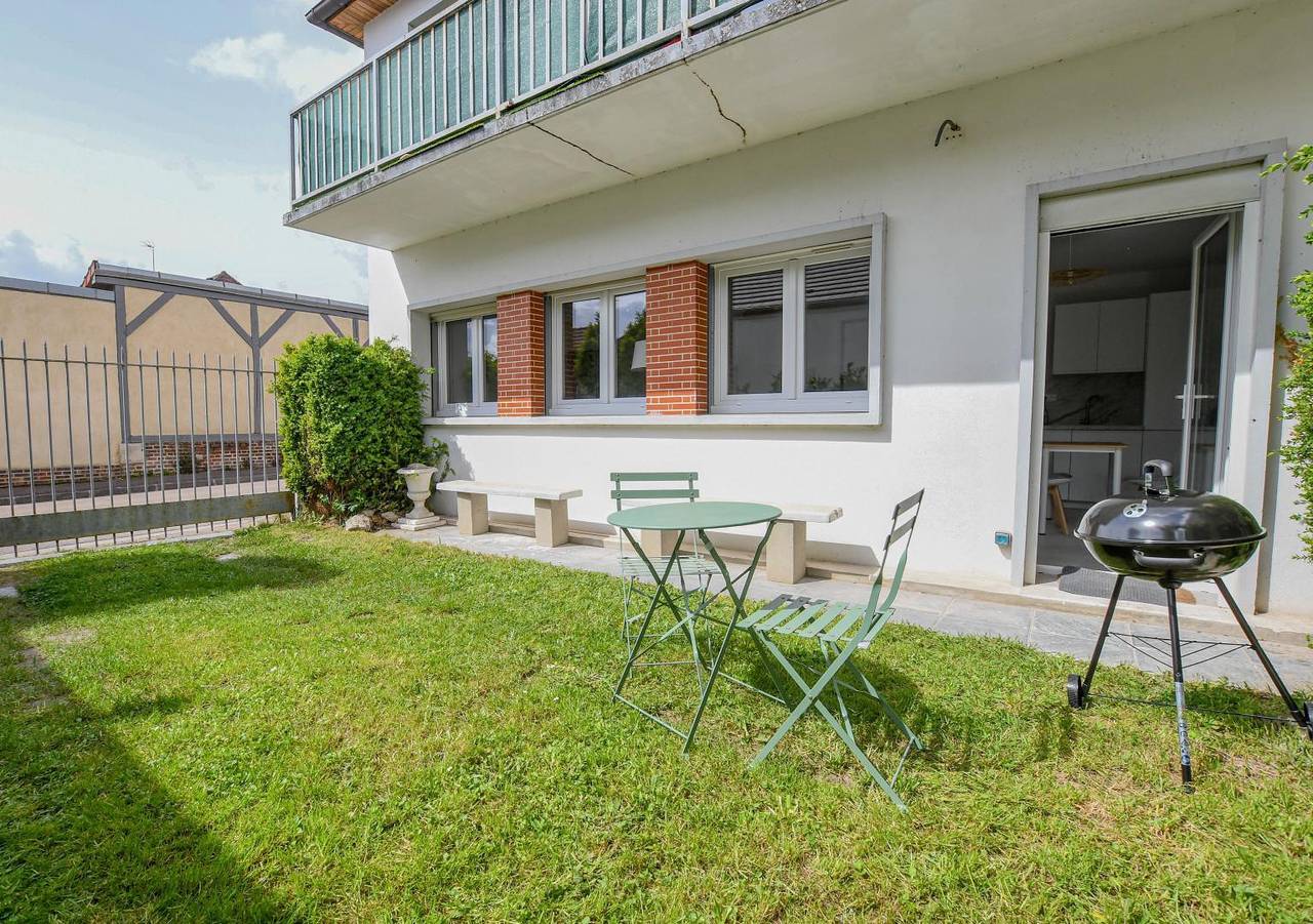 Le Pied à terre in Sainte-Savine, Aube (desambiguación)