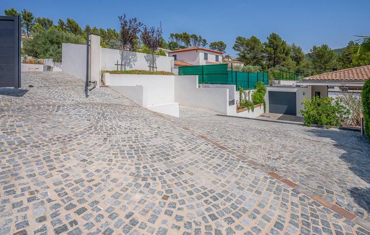 Location de vacances pour 8 personnes, avec jardin ainsi que piscine et terrasse à Solliès-Toucas - 2