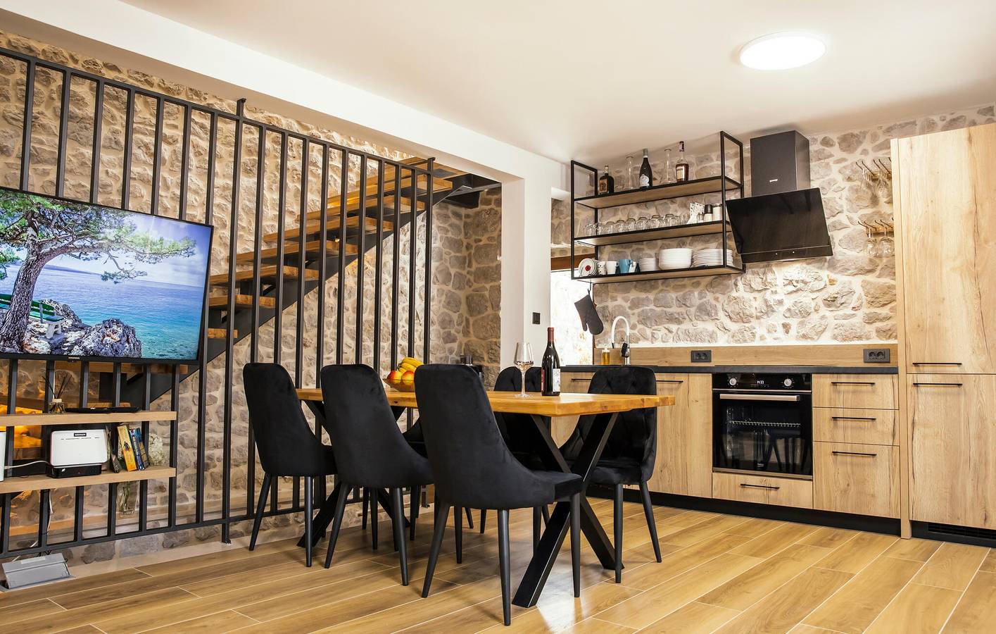 Geräumige Ferienwohnung mit Pool, WLAN, Küche und Parkplatz in Runović (Split-Dalmatien), Imotski