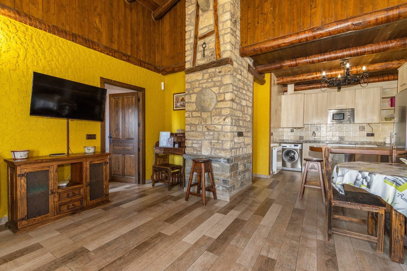 Apartamento 'Cabaña Vegara' con vistas a la montaña, terraza privada y Wi-Fi in Fiscal, Pirineo Aragonés