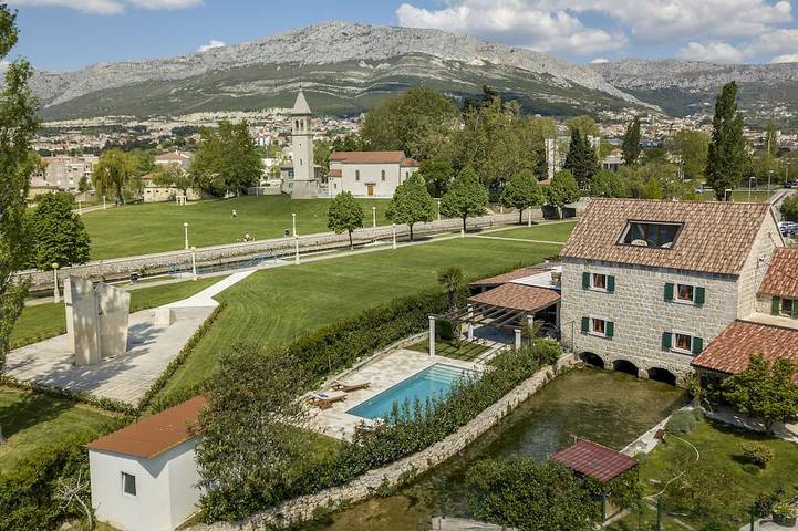 Villa pour 8 personnes, avec jardin et jacuzzi à Solin
