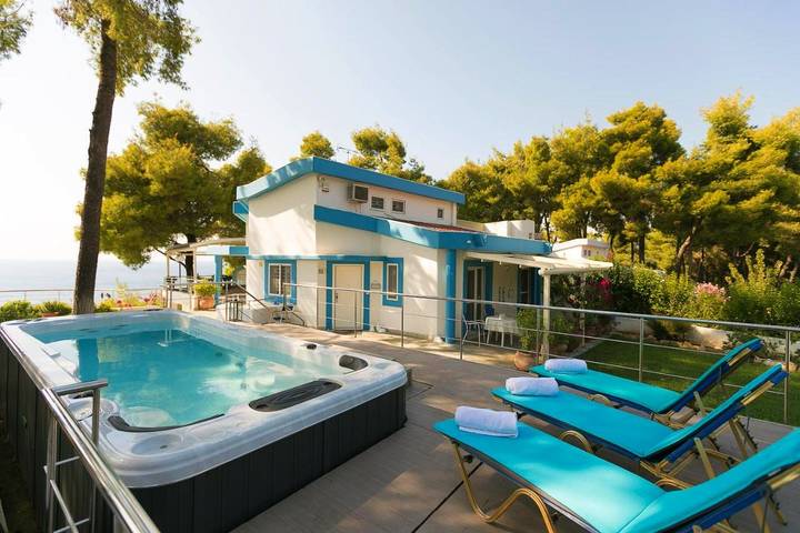 Ferienhaus für 10 Personen, mit Pool und Whirlpool sowie Garten, kinderfreundlich