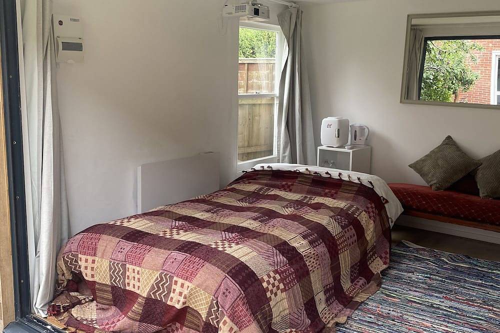Luxury Garden Cabin near River Thames and Richmond Park in Wandsworth, London