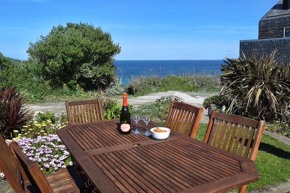 Fabulous 3 Bed Cottage With Parking And Garden Overlooking Porthgwidden Beach in St. Ives, Cornwall
