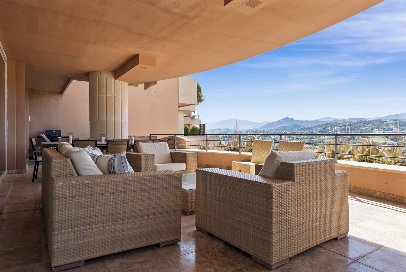 Entire apartment, Casa Magna in Nueva Andalucia Golf Valley, Marbella