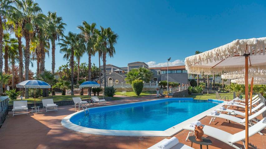 Casa vacanza per 12 persone, con giardino e idromassaggio nonché sauna in Santa Venerina