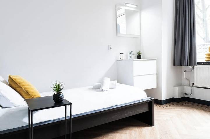 Ganze Wohnung, Entspannen Sie sich in einem modernen, neu renovierten Einzelzimmer in günstiger Lage im Zentrum von in Tilburg, Nordbrabant