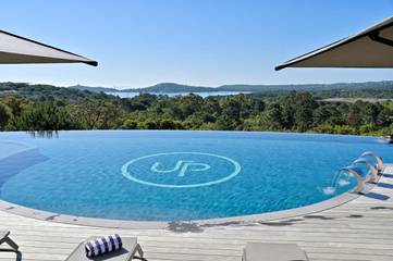 Hôtel pour 3 personnes, avec piscine ainsi que terrasse et jardin dans Pinarellu