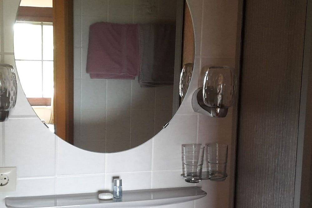 Ganze Wohnung, Doppelzimmer zur Einzelnutzung mit Dusche/Wc in Hagnau am Bodensee, Obersee (Bodensee)