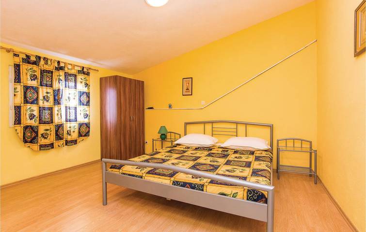 Ganze Ferienwohnung, Gemütliche Ferienwohnung mit Terrasse, WLAN und Zugang zum Strand (800 m) in Pakostane, Zadar