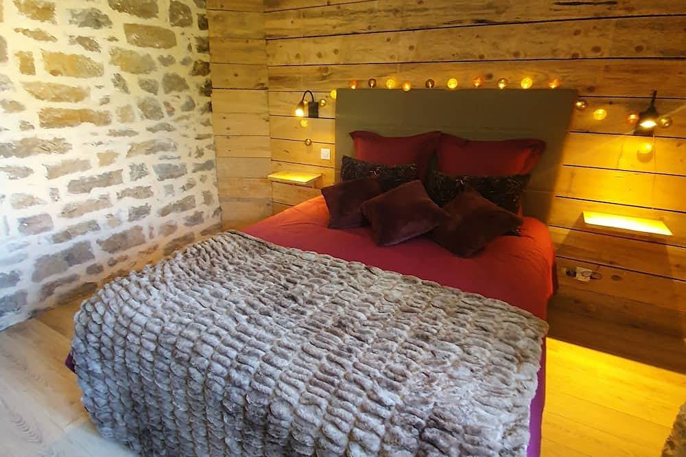 La Maison du Garde: Maison quercynoise typique au pied du château. in Padirac, Parc Naturel Régional des Causses du Quercy