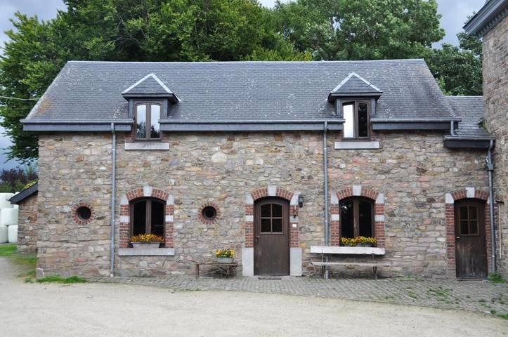 Location de vacances pour 14 personnes, avec terrasse ainsi que jardin et piscine à Sainte-Ode - 2