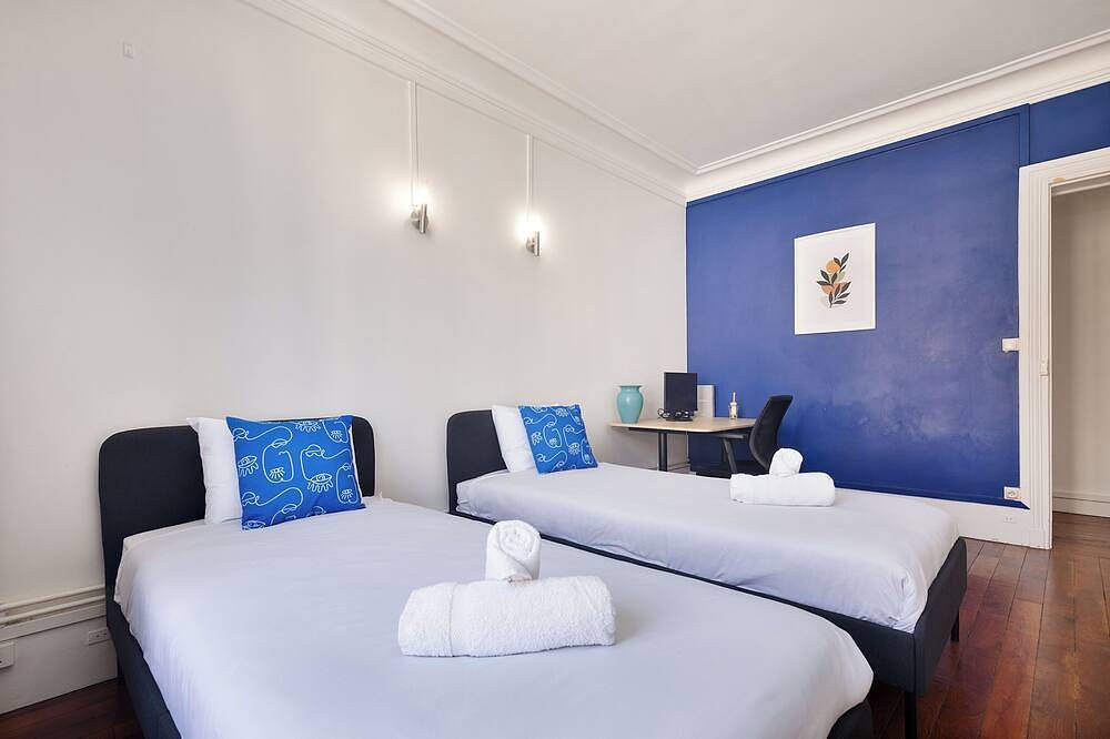 Ganze Wohnung, Parisian charm, separate beds, screen and work desk, ideal for families and professionals. in Clichy, Hauts-de-Seine