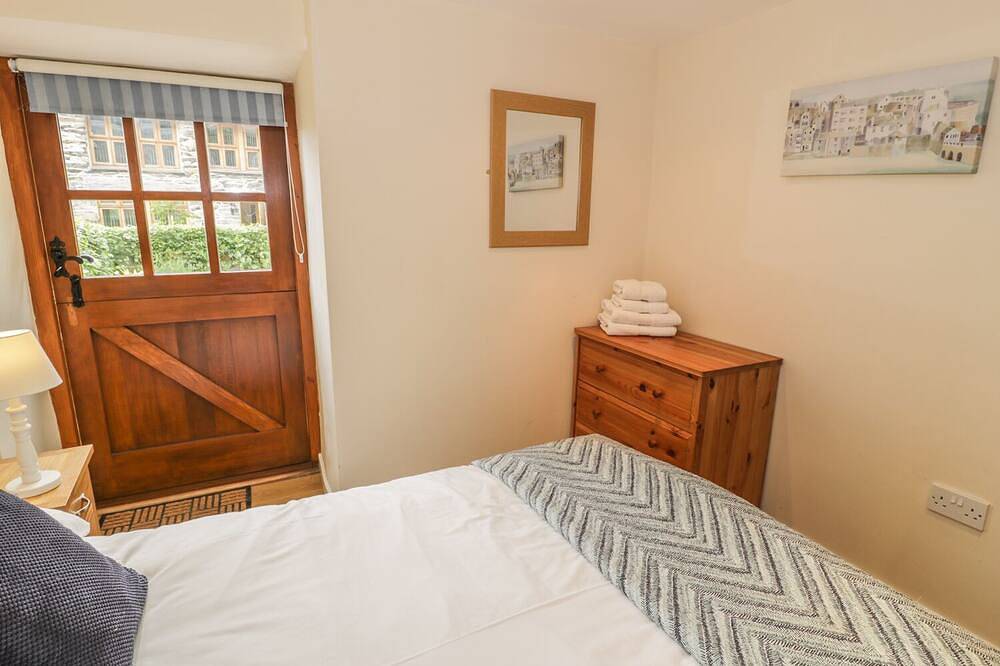 Hendoll Cottage 1, pet friendly, with open fire in Fairbourne in Fairbourne, Snowdonia