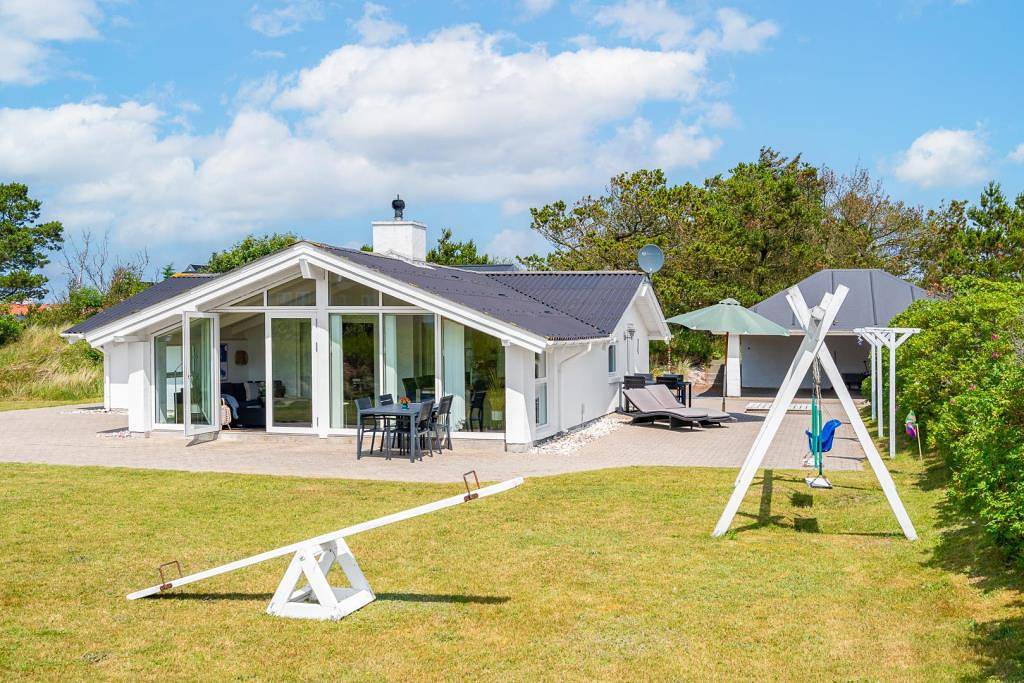 Ferienhaus mit Wärmepumpe liegt auf einem natürlichen Grundstück in ruhiger Umgebung bei Henne Strand.   in Henne, Varde
