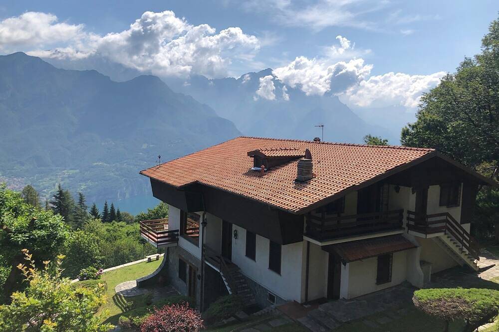 Villa D'Alba with spectacular views of the mountains and Lake Como Queen Suite in Civenna, Comune di Bellagio