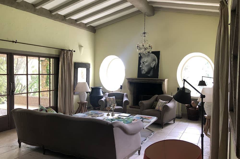 Superbe villa Couëlle dans le domaine de Redon. avec piscine, tennis et grand jardin in Mouans-Sartoux, Côte méditerranéenne (France)
