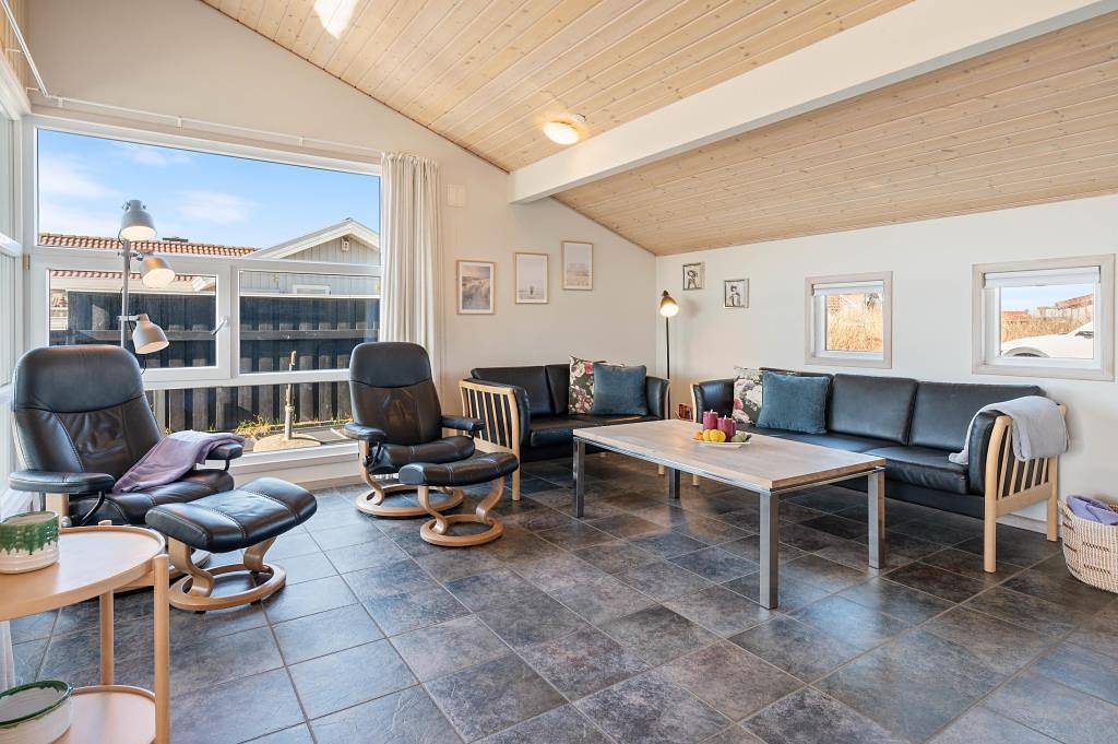 Helles Ferienhaus mit Wintergarten, Sauna und Whirlpool in Hvide Sande, Holmsland Klit