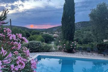 Gîte pour 4 personnes, avec balcon ainsi que piscine et jardin à Saint-André-de-Roquepertuis