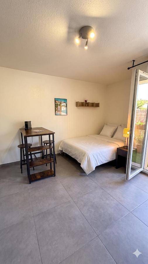 Appartement entier, Le petit nid de Sophia - Studio cosy face aux pins in Biot, Côte méditerranéenne (France)