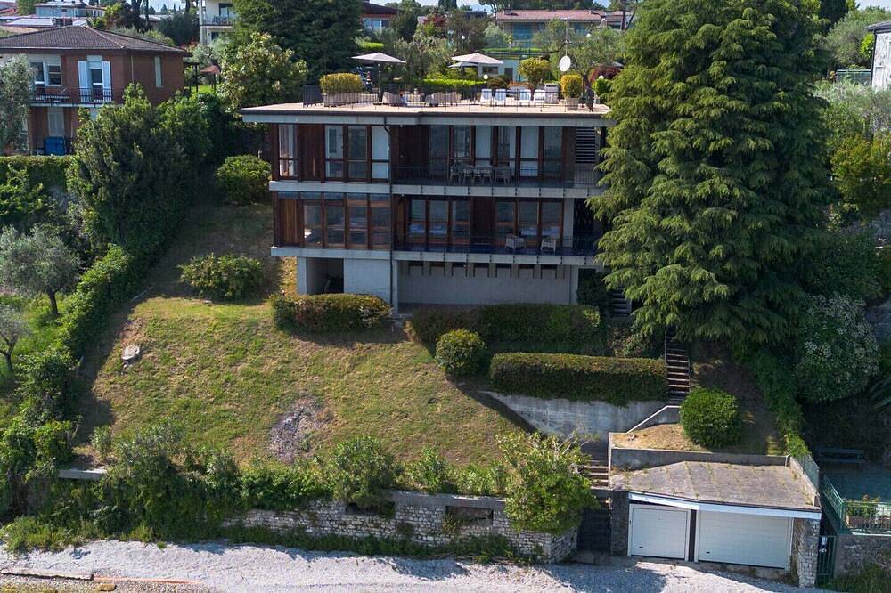 Villa Dolcelago Lake front in Moniga del Garda, Gardasee-Berge