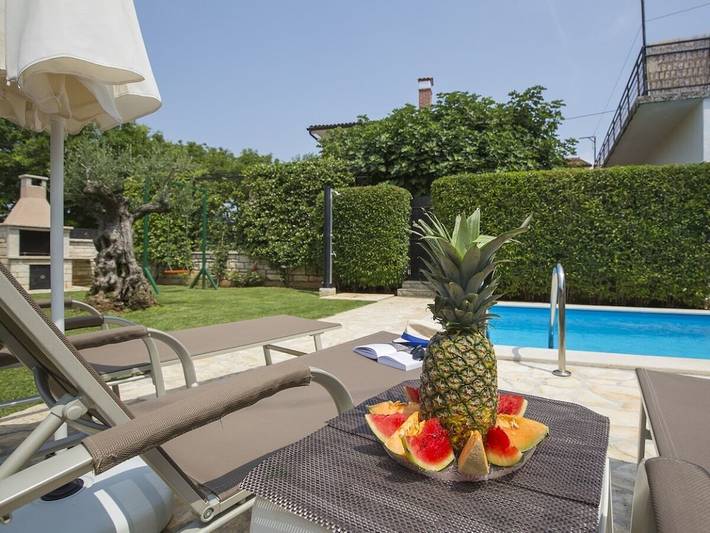 Location de vacances pour 7 personnes, avec Terrasse ainsi que Jardin et Piscine à Tinjan