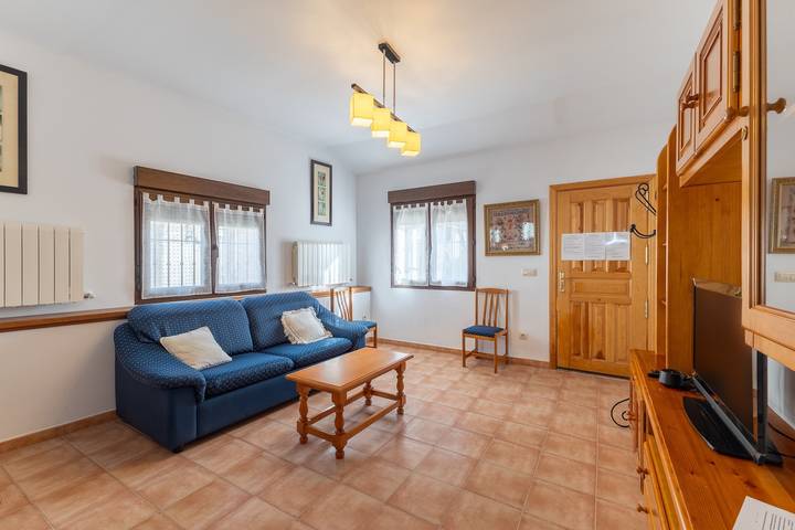 Holiday Home 'De Los Abuelos' with Mountain Views, Private Terrace and Wi-Fi in Ortigosa del Monte, Segovia Province