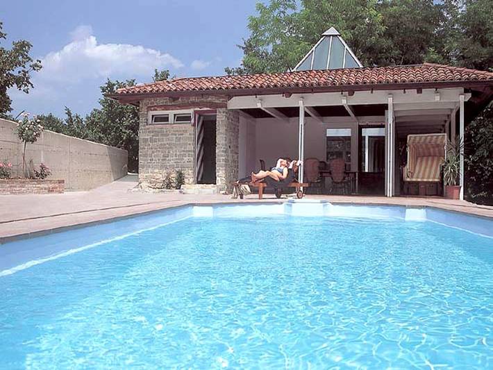 Agriturismo per 4 persone, con piscina e giardino nonché terrazza, con animali domestici in Provincia di Cuneo