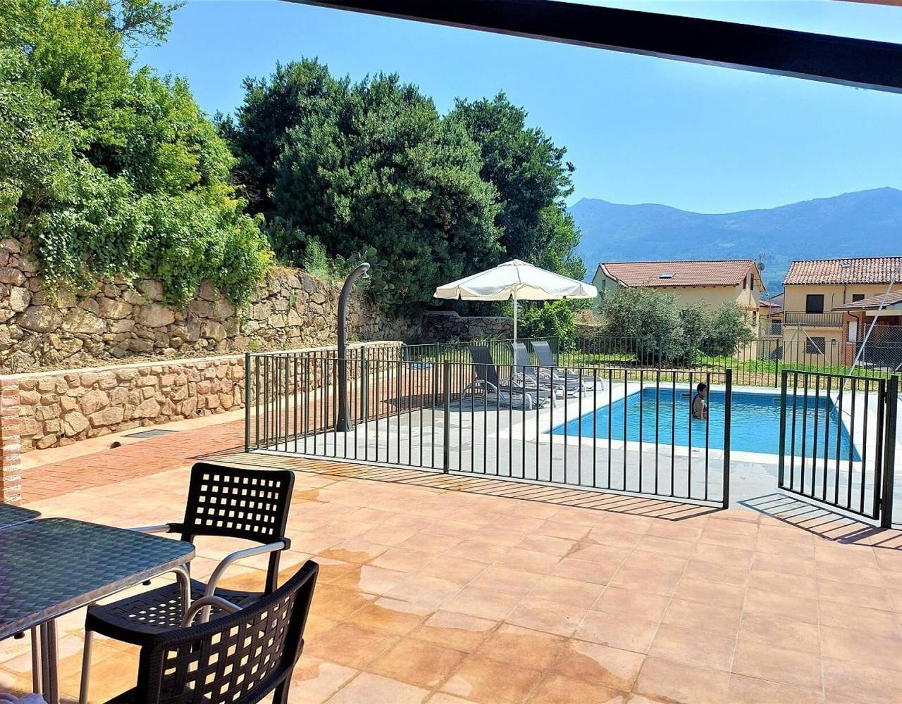 Casa rural 'Casa Rural El Barranco' con vistas a la montaña, piscina privada y terraza privada in Mombeltrán, Valle del Tiétar