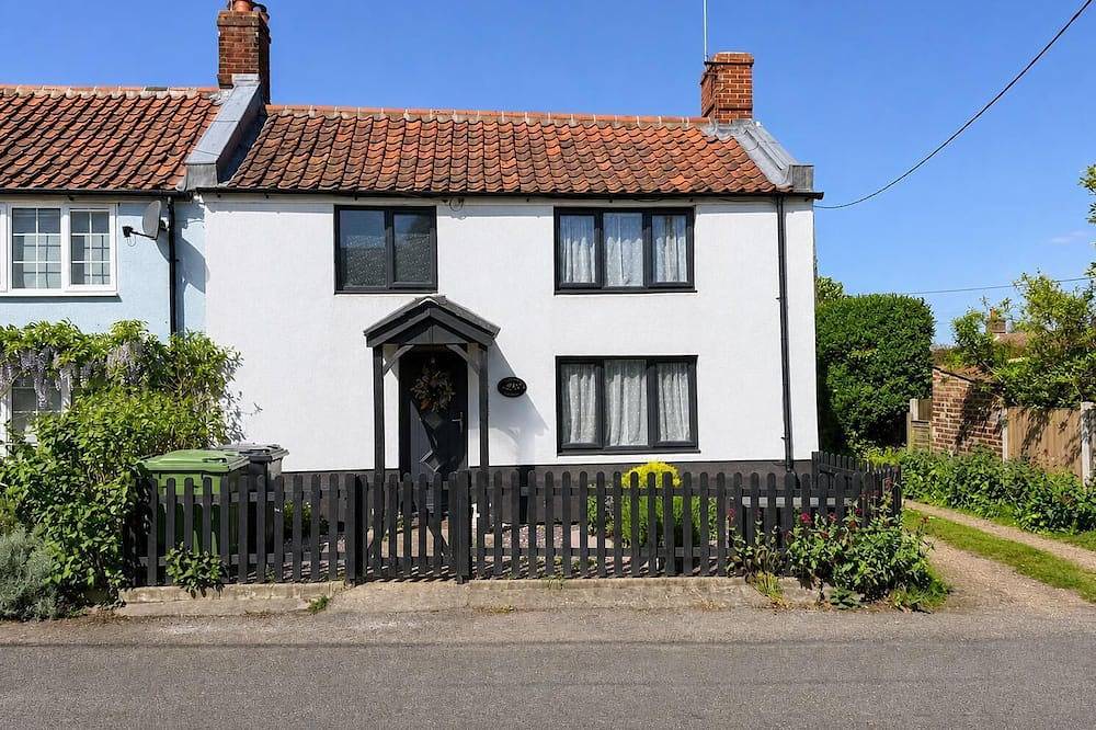 Stunning cottage with a private hot tub and sauna in Norfolk in Ingham (Norfolk), Norfolk