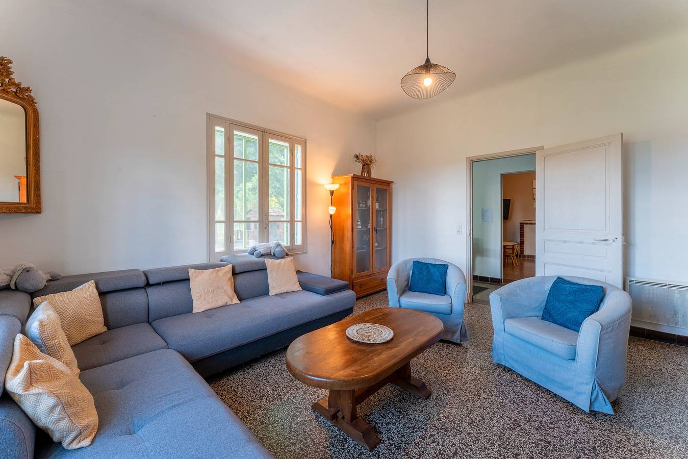 Country House 'Le Chambonnet' with Private Garden and Wi-Fi in Saint-Martin-de-Crau, Arles region