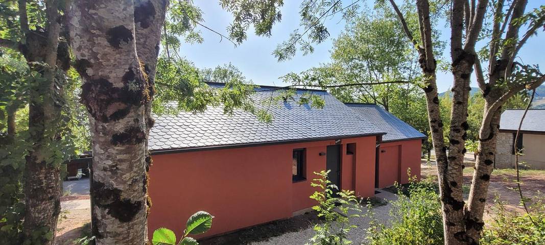Gîte pour 8 personnes, avec terrasse et piscine, animaux acceptés