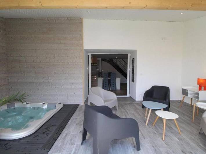 Gîte pour 5 personnes, avec jacuzzi et terrasse à Savas