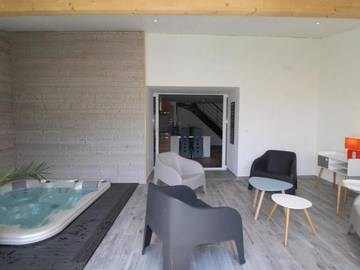 Gîte pour 5 personnes, avec terrasse et jacuzzi à Savas