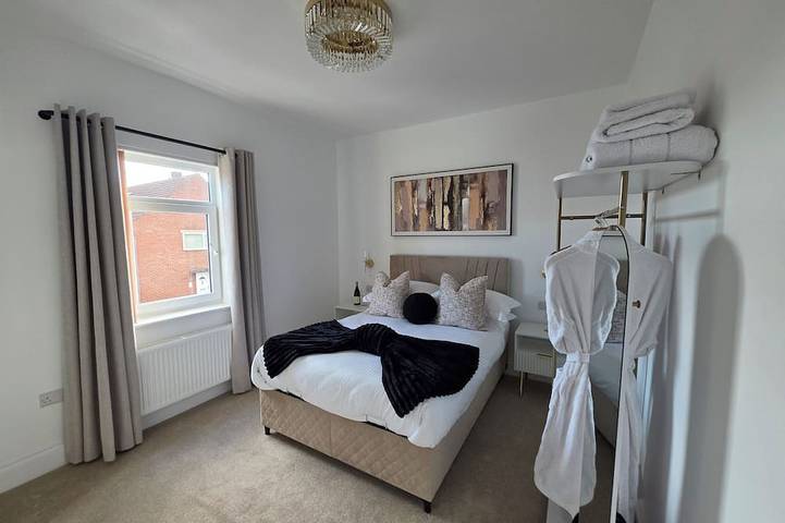 Newly Refurbished Suburban Luxe By Luxe Sleep in Stockport, Greater Manchester