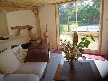 Chambre d’hôte pour 2 personnes, avec jardin ainsi que vue et piscine dans le Gers